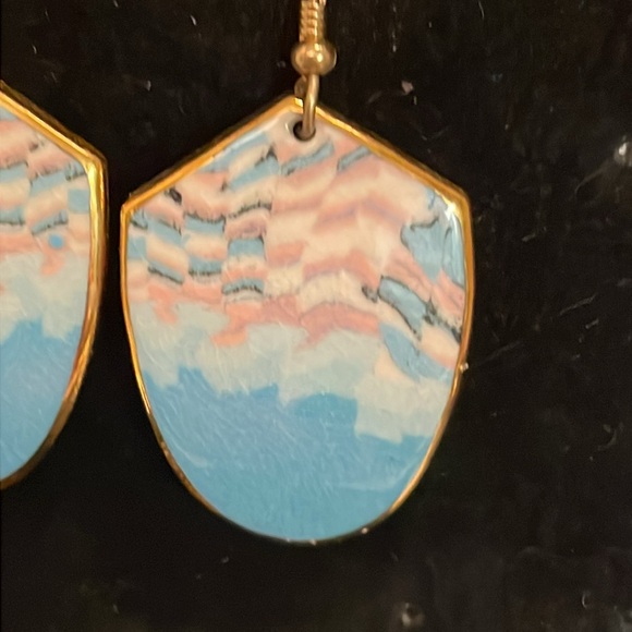NWT 2” Mud Dove Collection gold plated hand crafted & painted dangle earrings - Picture 8 of 12
